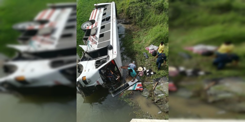 Vuelca autobús en la Costera michoacana, hay 11 heridos 