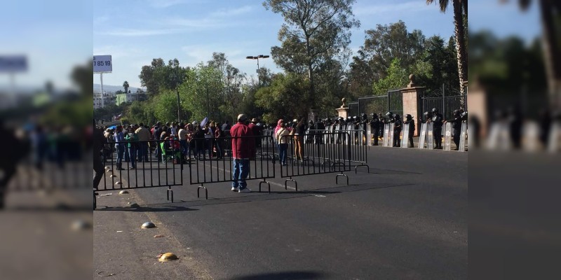 Continúa bloqueo del FESEMSS frente a Casa de Gobierno 