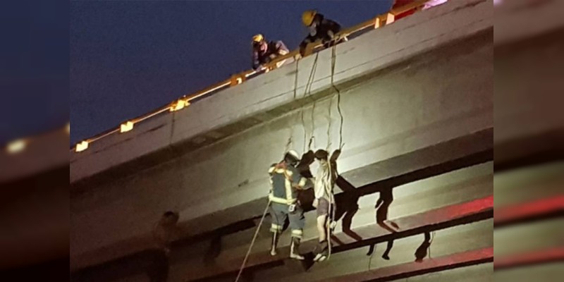 Cuelgan seis cuerpos en puentes de Baja California Sur 