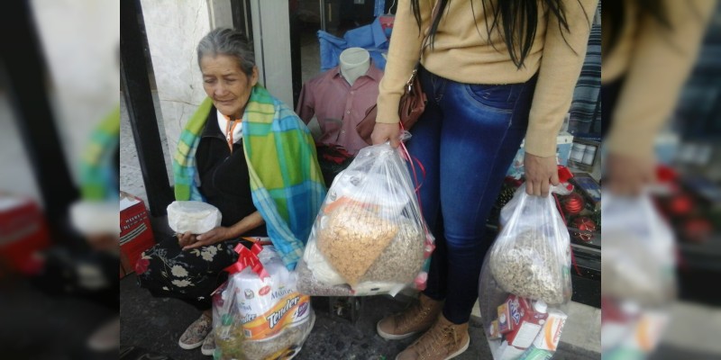 Familia celayense regala pequeñas despensas a personas más vulnerables 