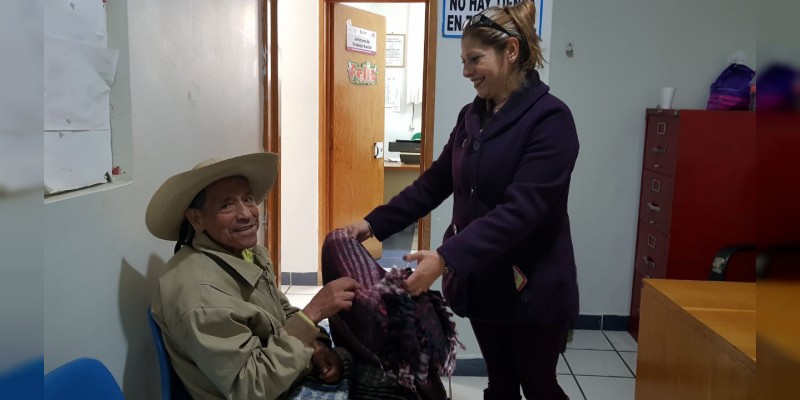 Hospital Psiquiátrico de Morelia regala cobijas a sus pacientes de pobreza extrema  