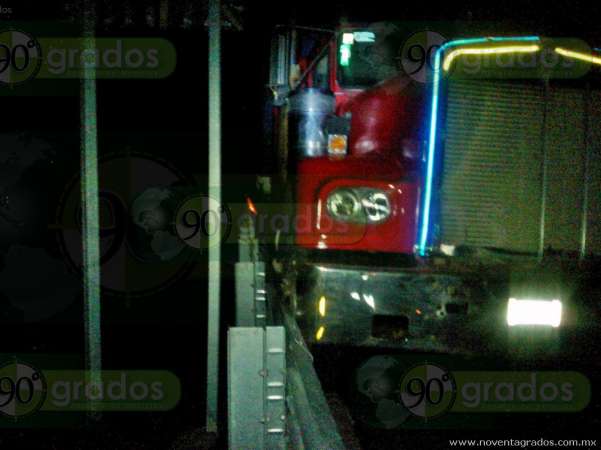 Vehículo “fantasma” provoca doble accidente vial en Pátzcuaro, Michoacán - Foto 2 