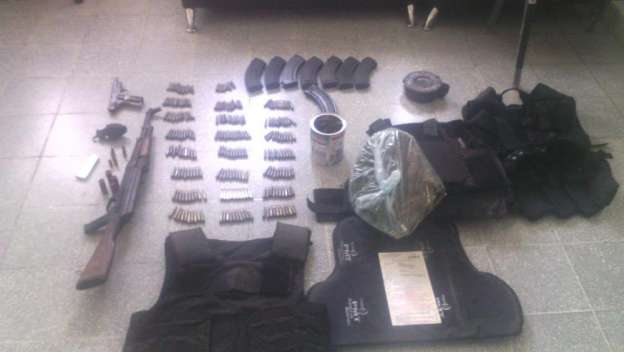 Con droga, armas y una granada detienen a cuatro sujetos en Aguililla, Michoacán - Foto 0 