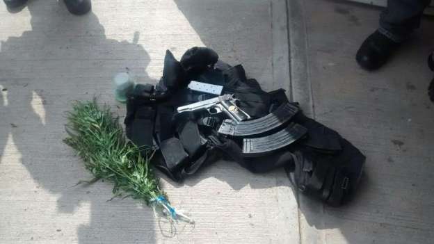 Con droga, armas y una granada detienen a cuatro sujetos en Aguililla, Michoacán - Foto 2 