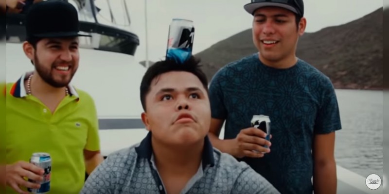 Le cantan corrido al ”El Pirata de Culiacán“  