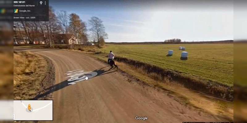 El curioso suceso de un hombre montando un caballo captado en Google Maps 
