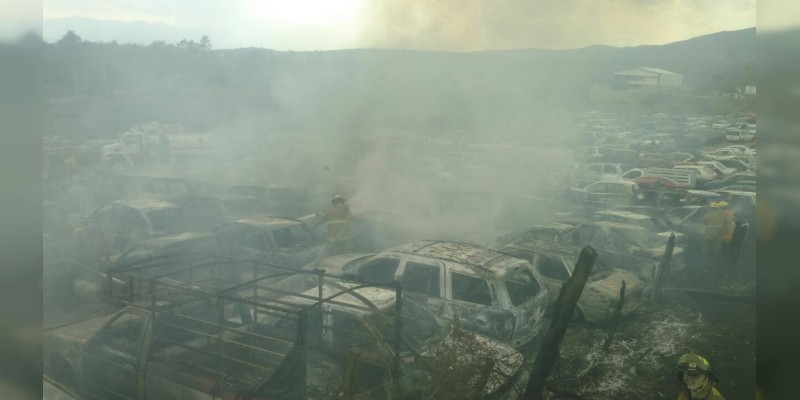 Apoya Protección Civil y Bomberos de Morelia en el control de incendio en salida a Pátzcuaro 