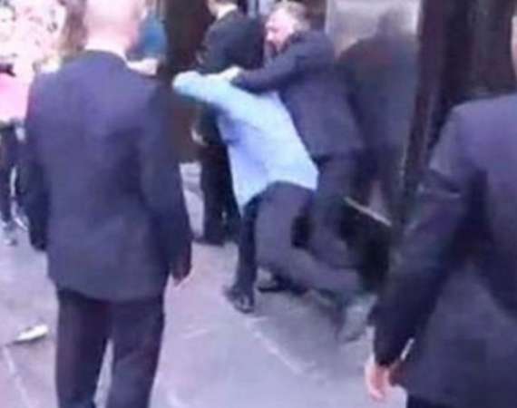 (Vídeo) Guardaespaldas de Donald Trump golpea a mexicano 