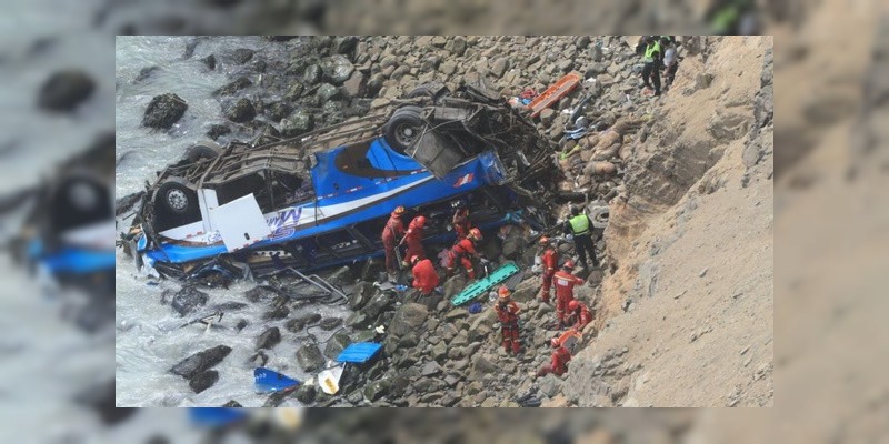 Mueren 36 al caer autobús a un barranco, en Perú  