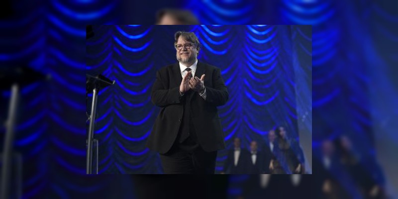 Guillermo del Toro se llevó el Globo de Oro a mejor director 
