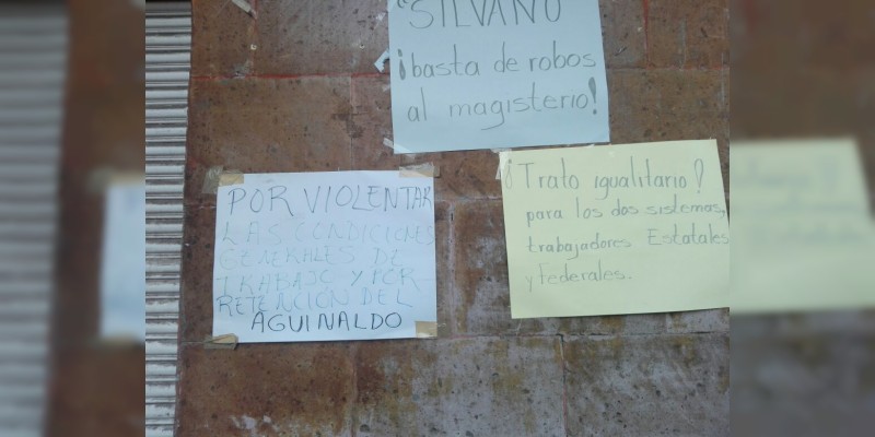 CNTE realiza tomas en oficinas de renta del estado - Foto 1 