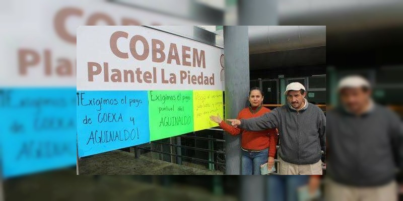 Trabajadores del COBAEM realizan paro de brazos caídos 