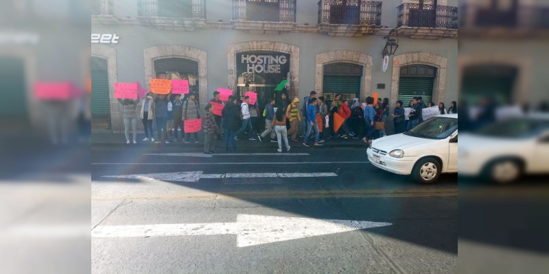 Estudiantes de la UMSNH se manifiestan frente a Palacio de Gobierno - Foto 0 