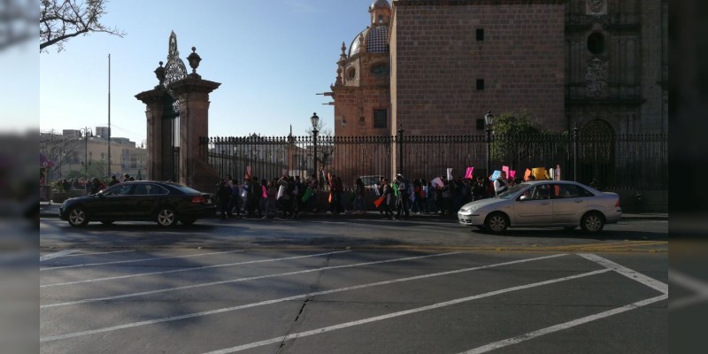 Estudiantes de la UMSNH se manifiestan frente a Palacio de Gobierno - Foto 1 