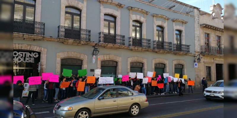Estudiantes de la UMSNH se manifiestan frente a Palacio de Gobierno - Foto 2 