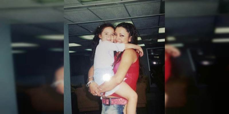 Se burlan de las cejas de Mon Laferte 