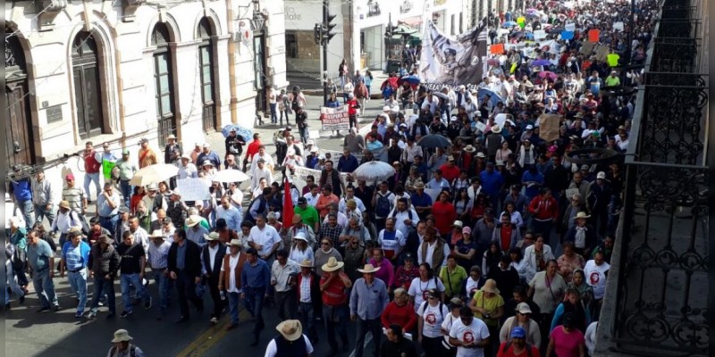 Marcha de sindicatos arriba al centro histórico 