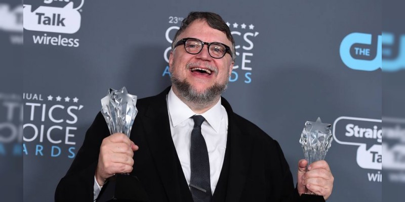 Guillermo del Toro recibe el premio a Mejor Director en los Critic's Choice Awards 