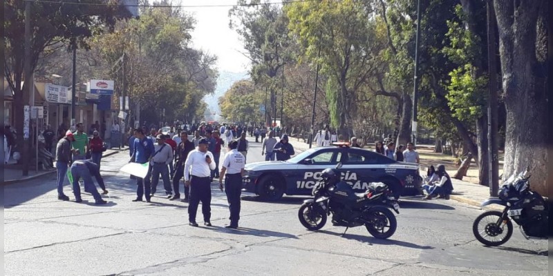 SNTE bloquea la avenida Ventura Puente 