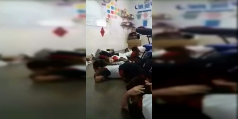 Maestra calma a sus alumnos cantando durante una balacera 