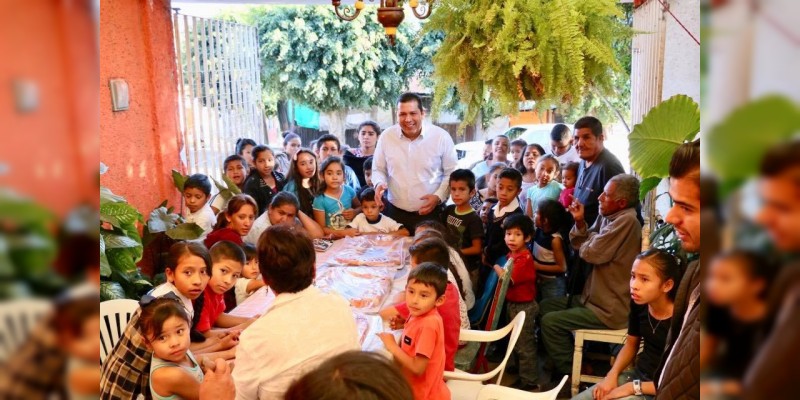Equipo mano a mano parte Rosca de Reyes en colonias de Morelia 