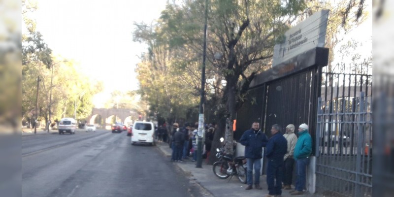 Trabajadores del Icatmi de manifiestan en la Secretaría de Finanzas 