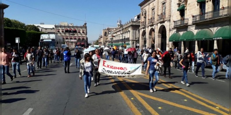 Marchan normalistas al centro histórico de Morelia 