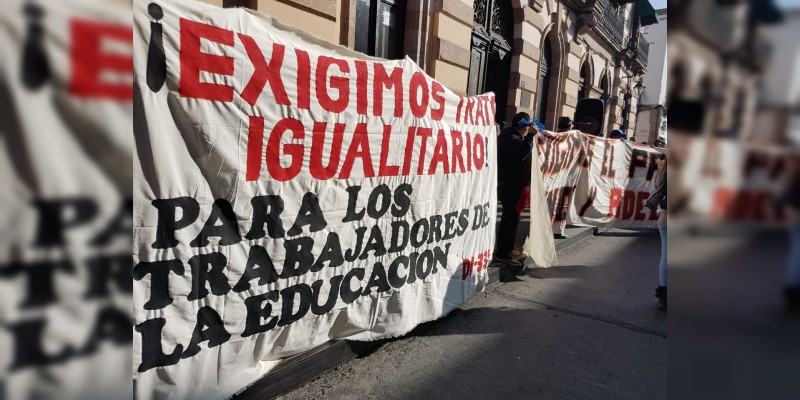 SNTE se manifiesta en el Congreso del Estado 