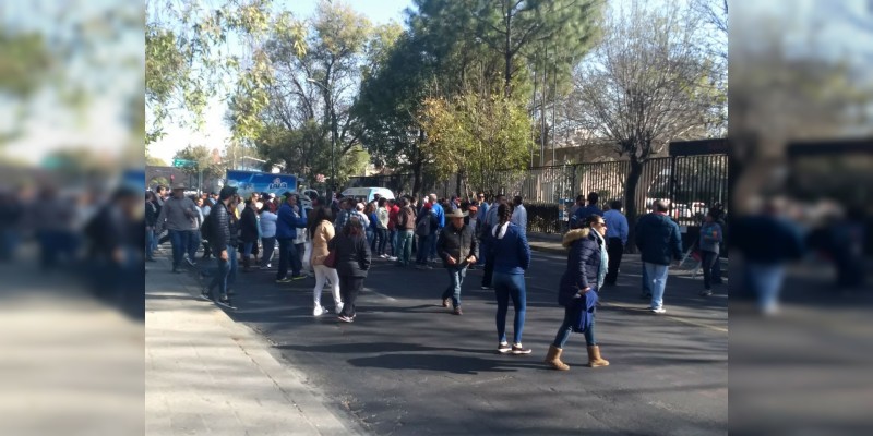 Profesores estatales bloquean la avenida Ventura Puente 