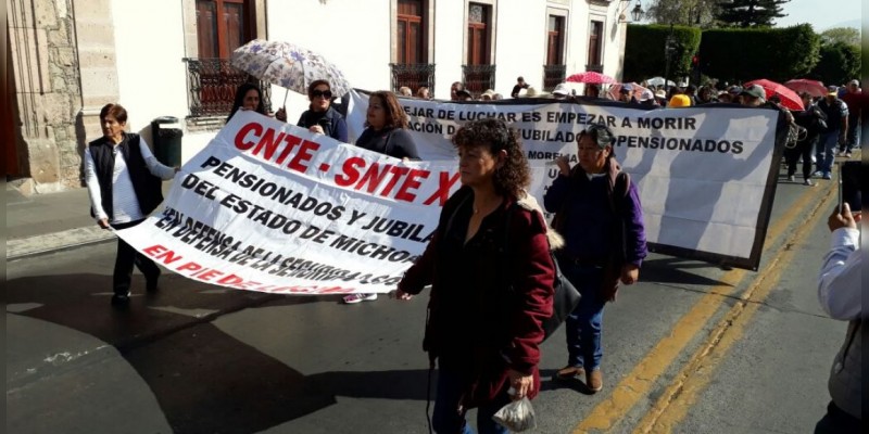 Jubilados y docentes marchan al centro histórico de Morelia 