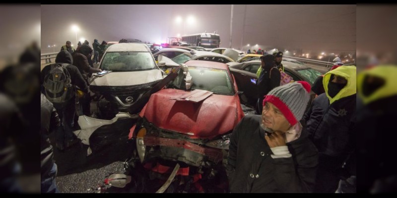 Fueron 28 vehículos involucrados en la carambola de Monterrey; pavimento congelado provocó el accidente  