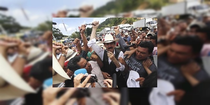 Se enfrentan maestros de la CNTE y policias en Lázaro Cárdenas 