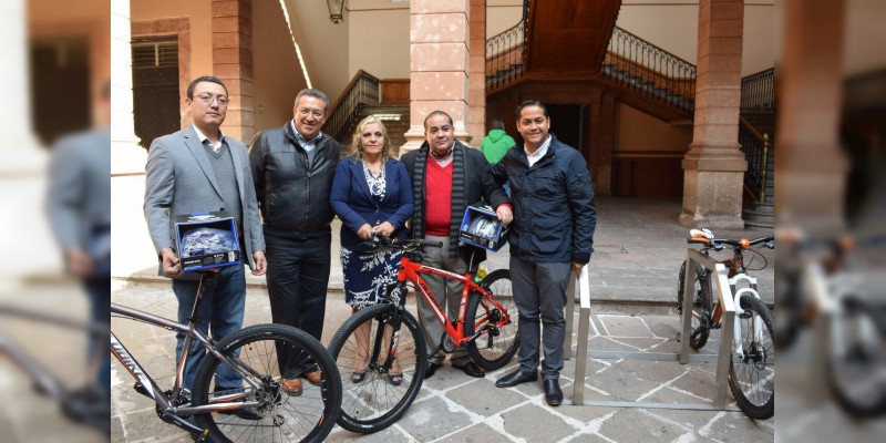Dona Comisión de Jóvenes y Deporte, bicicletas a trabajadores del congreso de Michoacán 