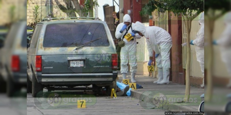 Dejan tres cadáveres dentro de coche en Teotihuacán 