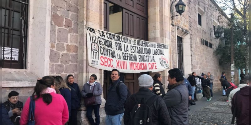 CNTE toma oficinas recaudatoria de rentas  