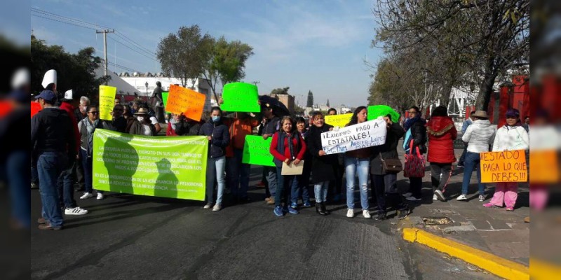 Bloquean avenida Acueducto a la altura del estadio Venustiano Carranza 