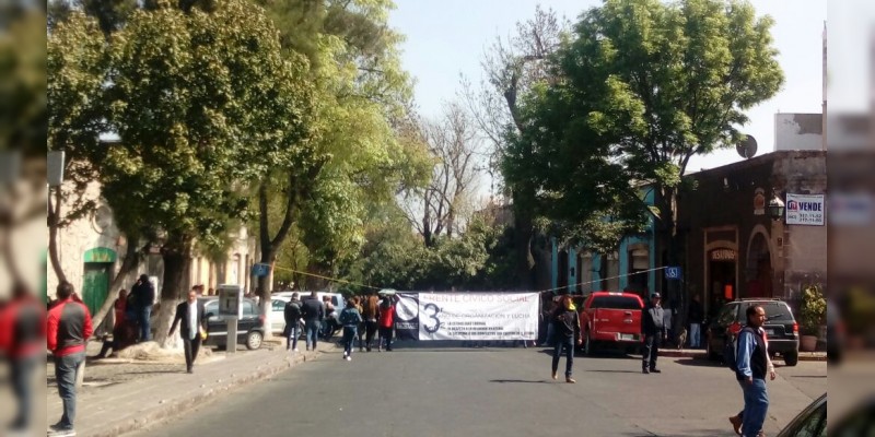CNTE bloquea la Calzada Madero Oriente 