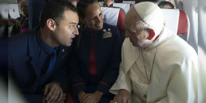 Papa Francisco casó una pareja en pleno vuelo 