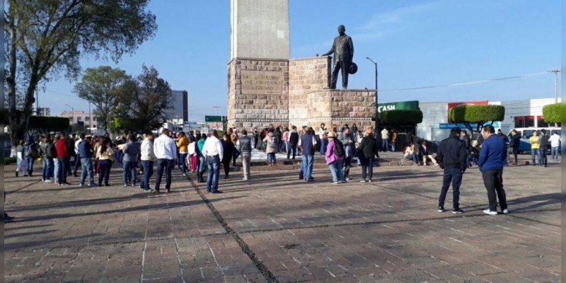 Empleados del sector salud marchan al centro de Morelia - Foto 0 