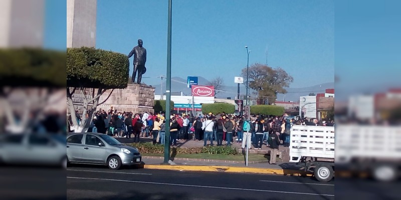 Empleados del sector salud marchan al centro de Morelia - Foto 1 