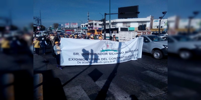 Empleados del sector salud marchan al centro de Morelia - Foto 3 