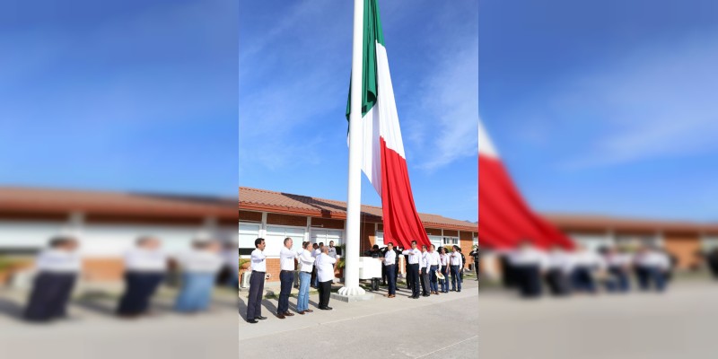 Encabeza Gobernador izamiento de Bandera Nacional en Complejo Regional de Huetamo  