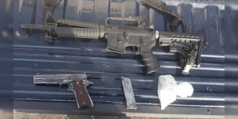 Detienen a dos mujeres con armas y droga en Apatzingán 