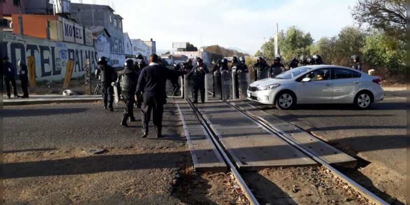 Desalojan a profesores que bloqueaban las vías del tren en Morelia 