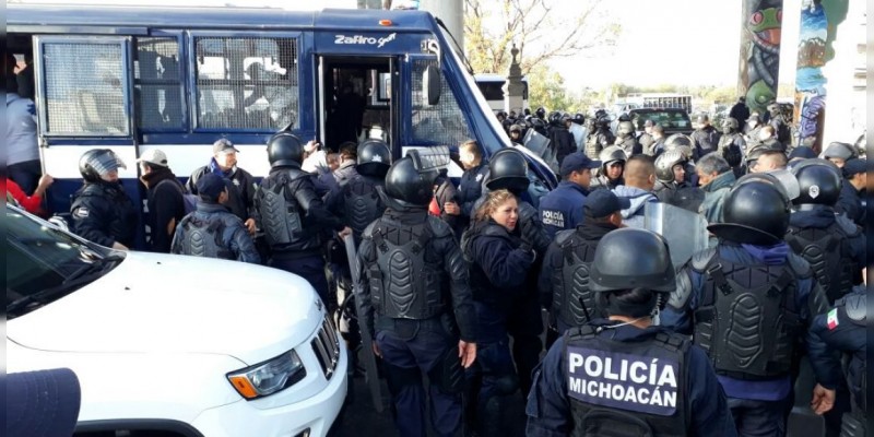 Detienen a 31 maestros que bloqueaban las vías férreas - Foto 0 