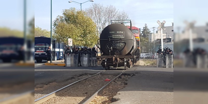Detienen a 31 maestros que bloqueaban las vías férreas - Foto 1 