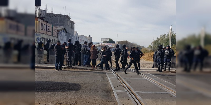 Detienen a 31 maestros que bloqueaban las vías férreas - Foto 3 
