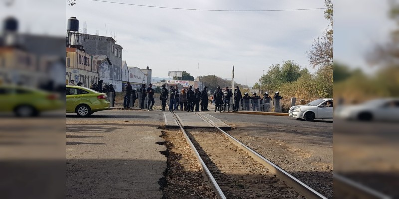 Detienen a 31 maestros que bloqueaban las vías férreas - Foto 4 