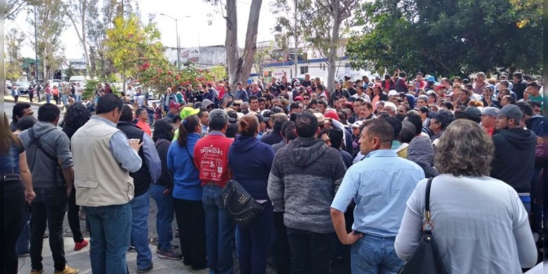 CNTE se manifesta frente a la PGR, exigen liberación de maestros 