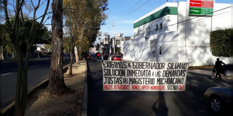Profesores mantienen bloqueado frente a la PGR 